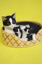 Статуэтка Кошка с котятами на лежанке